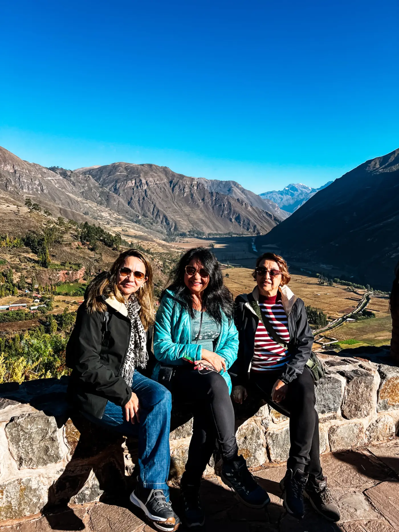 Viajantes Atllas com vista do Vale Sagrado dos Incas