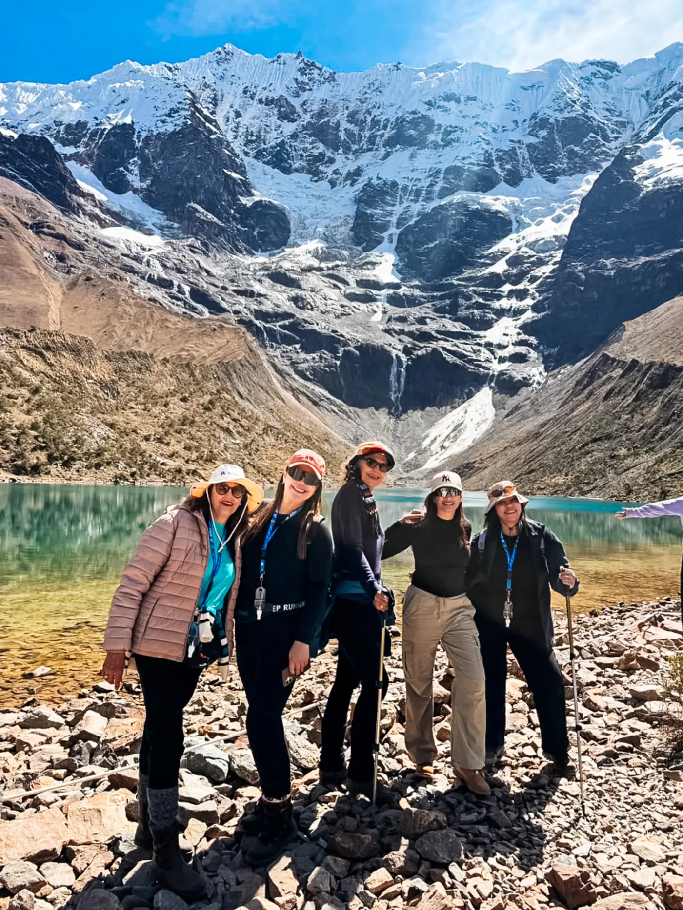 Grupo Atllas na Laguna Humantay com nevado ao fundo