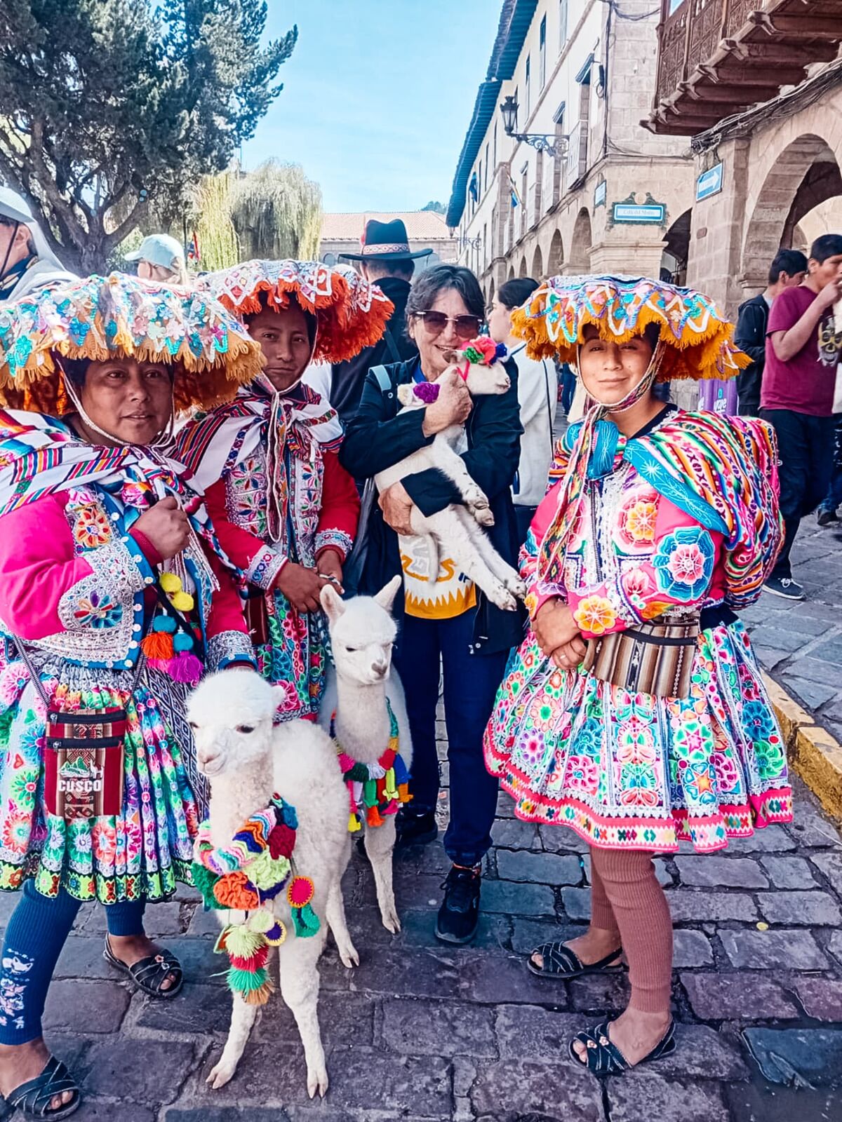 Viajante Atllas com moradoras de Cusco em trajes típicos