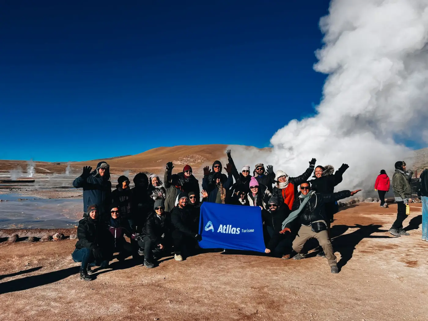 Grupo Atllas com a bandeira nos Gêiseres del Tatio