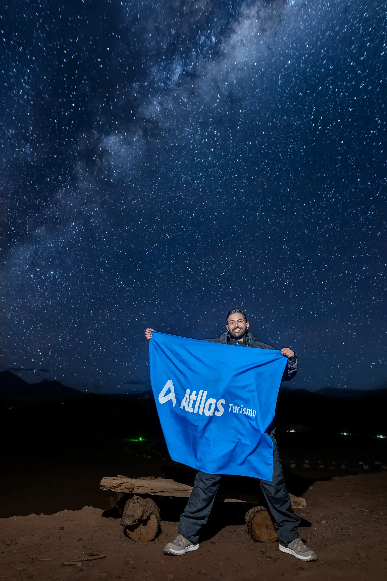 Bandeira Atllas sob o céu estrelado em San Pedro de Atacama
