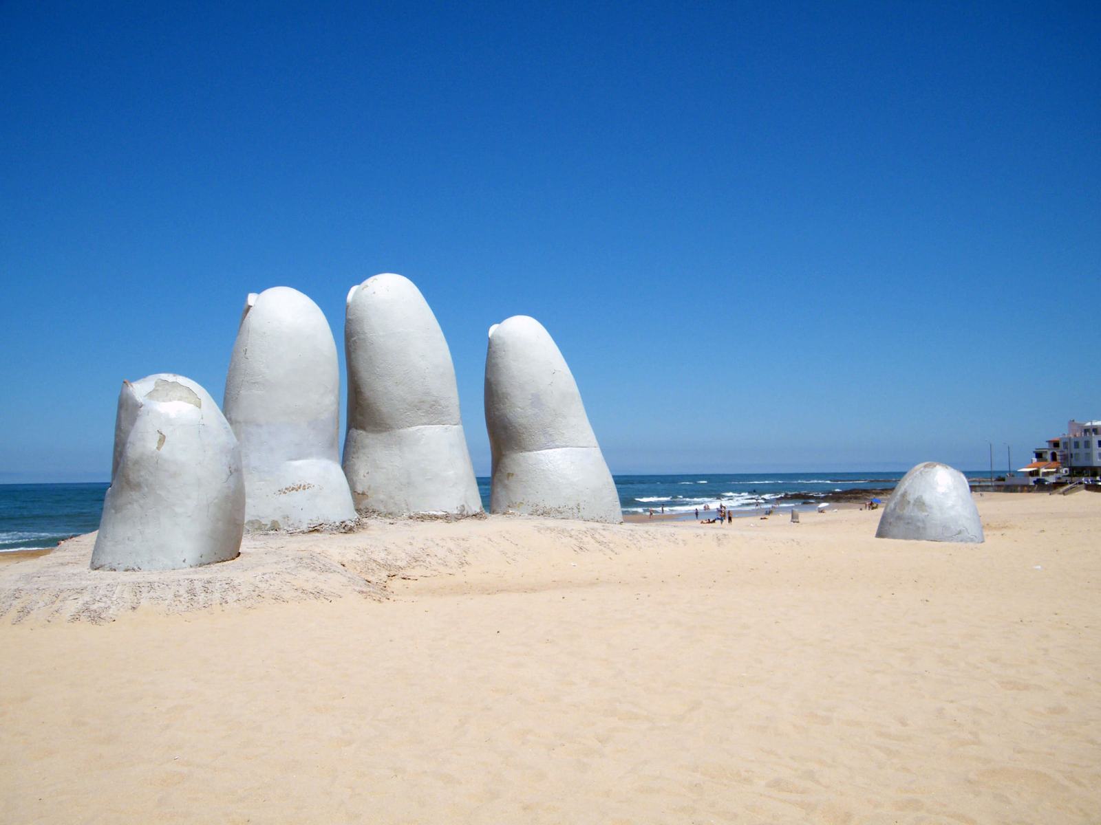 Escultura Los Dedos na praia de Punta del Este