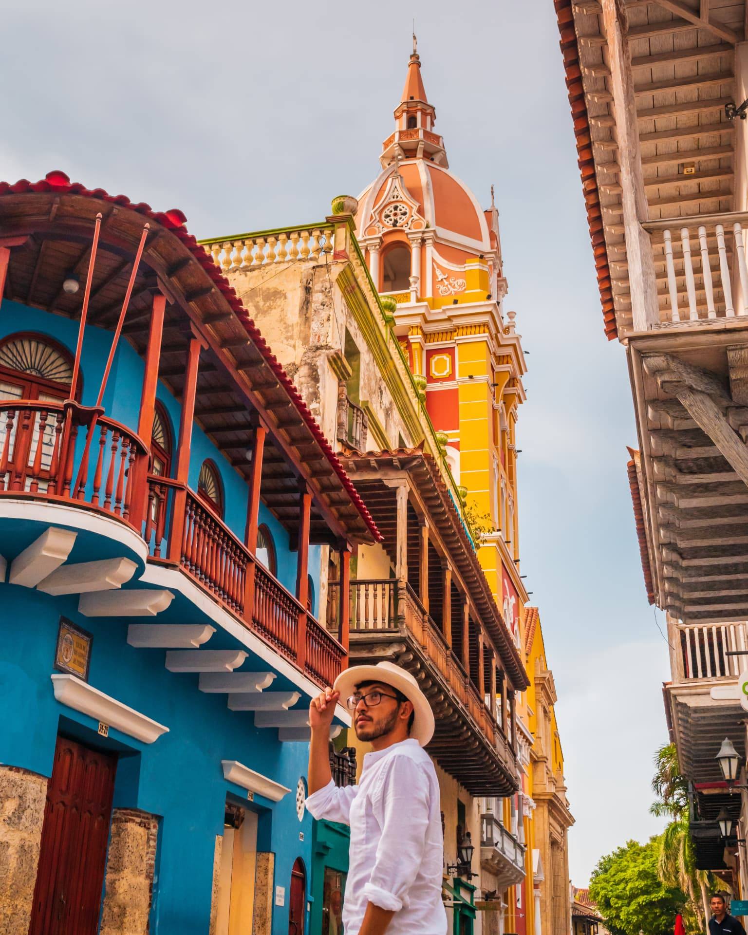 Balcões coloniais coloridos e a torre da catedral de Cartagena