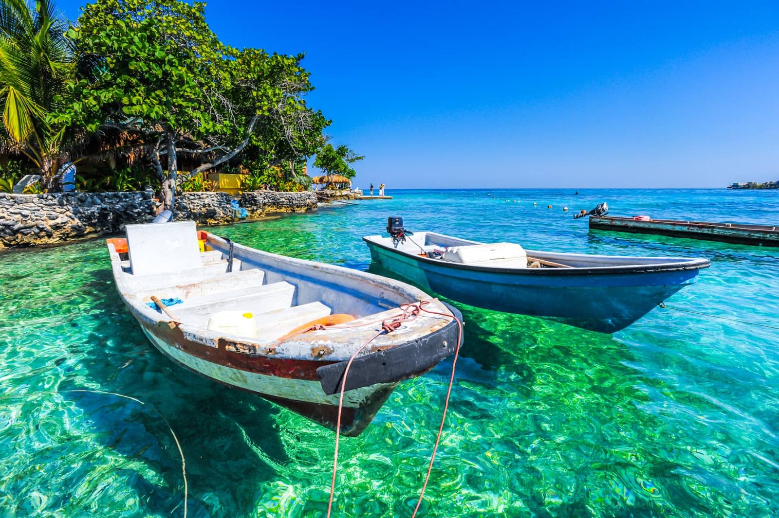 Barcos em água cristalina nas Ilhas do Rosário