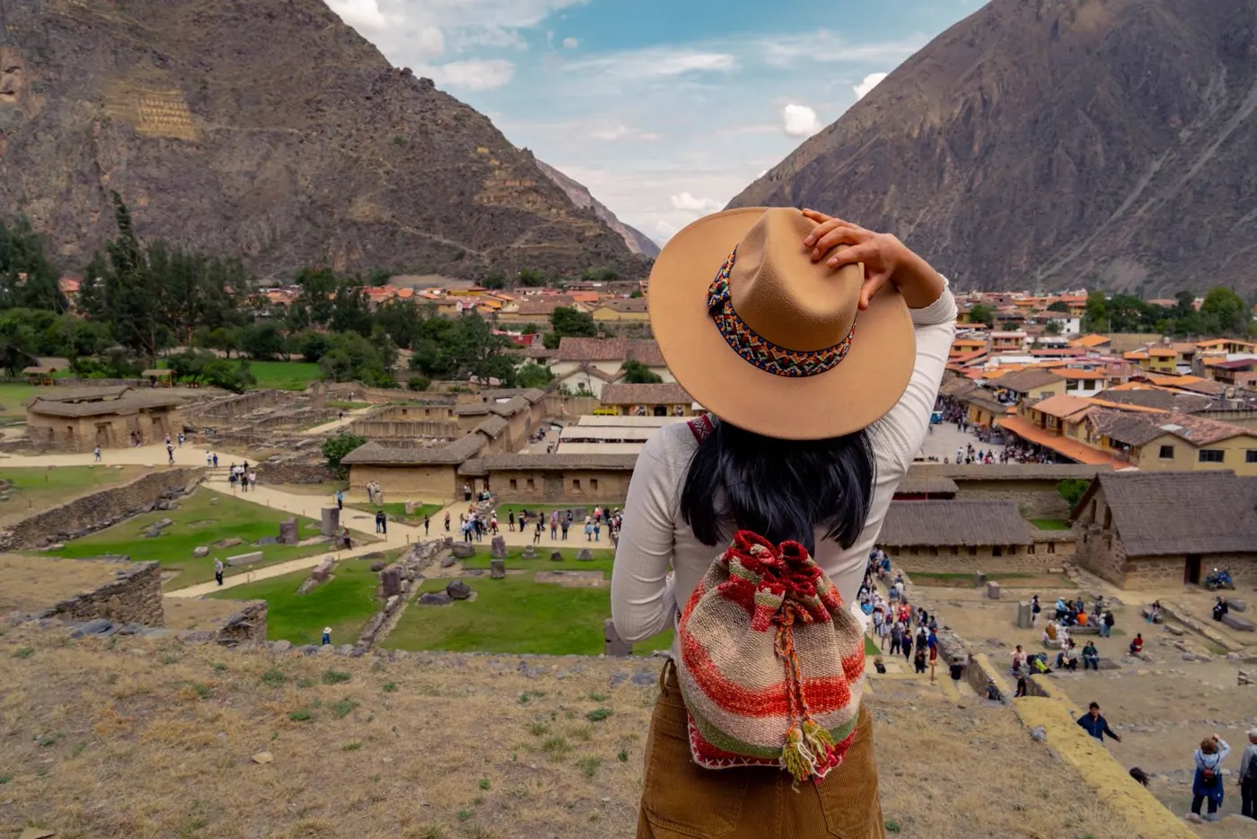 Vista das ruínas e do vilarejo de Ollantaytambo