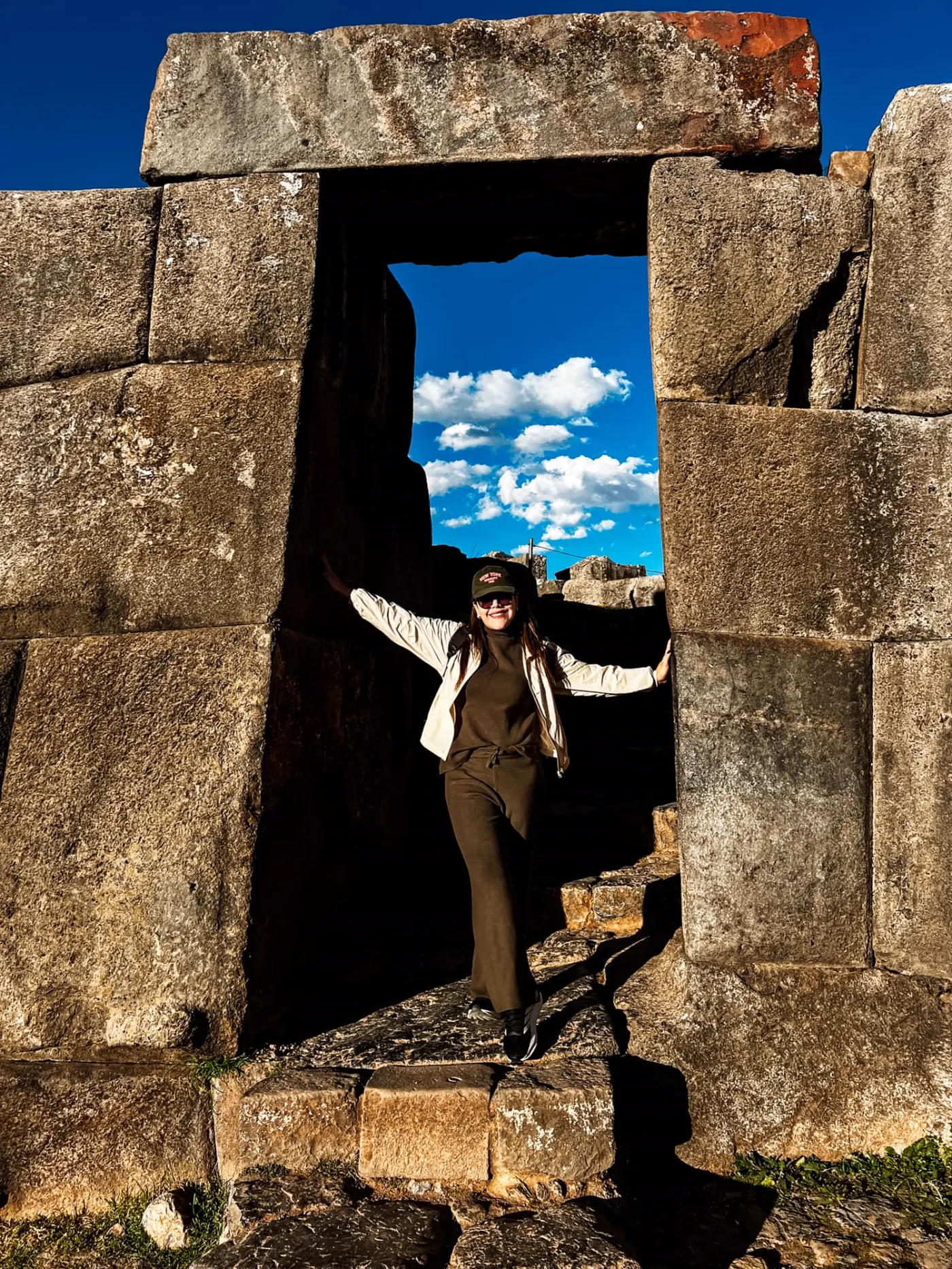 Viajante em portal inca de pedra nos sítios arqueológicos de Cusco