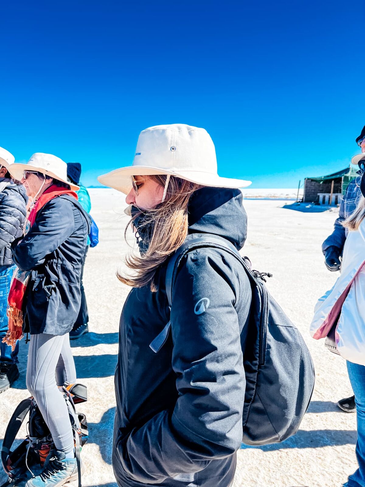 Viajante Atllas com chapéu no Salar de Uyuni