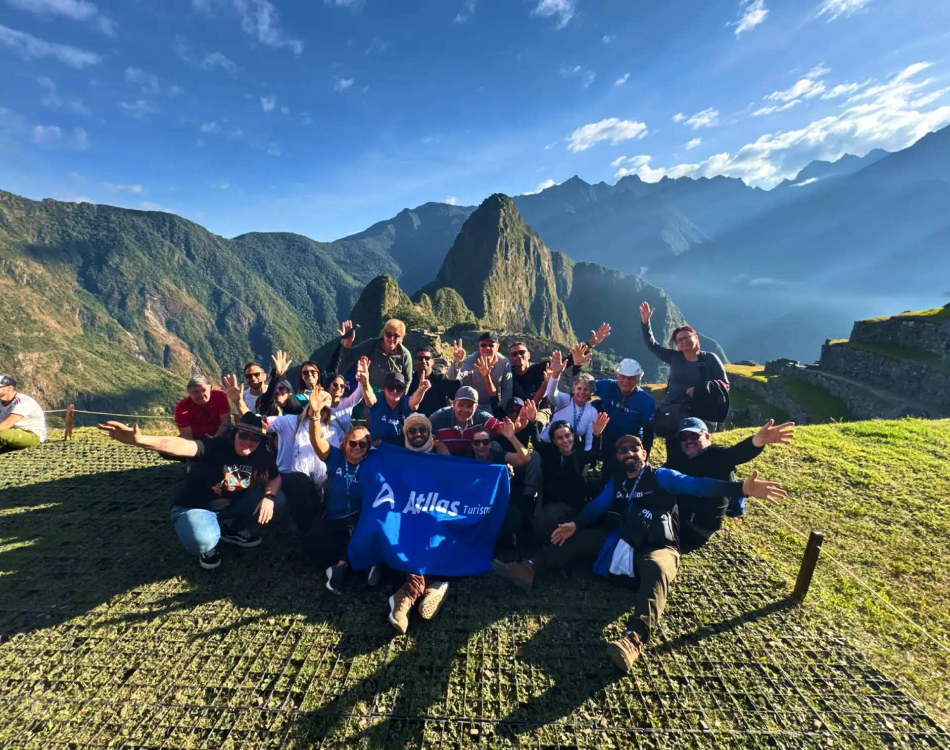 Grupo de viajantes Atllas reunido em Machu Picchu, no Peru