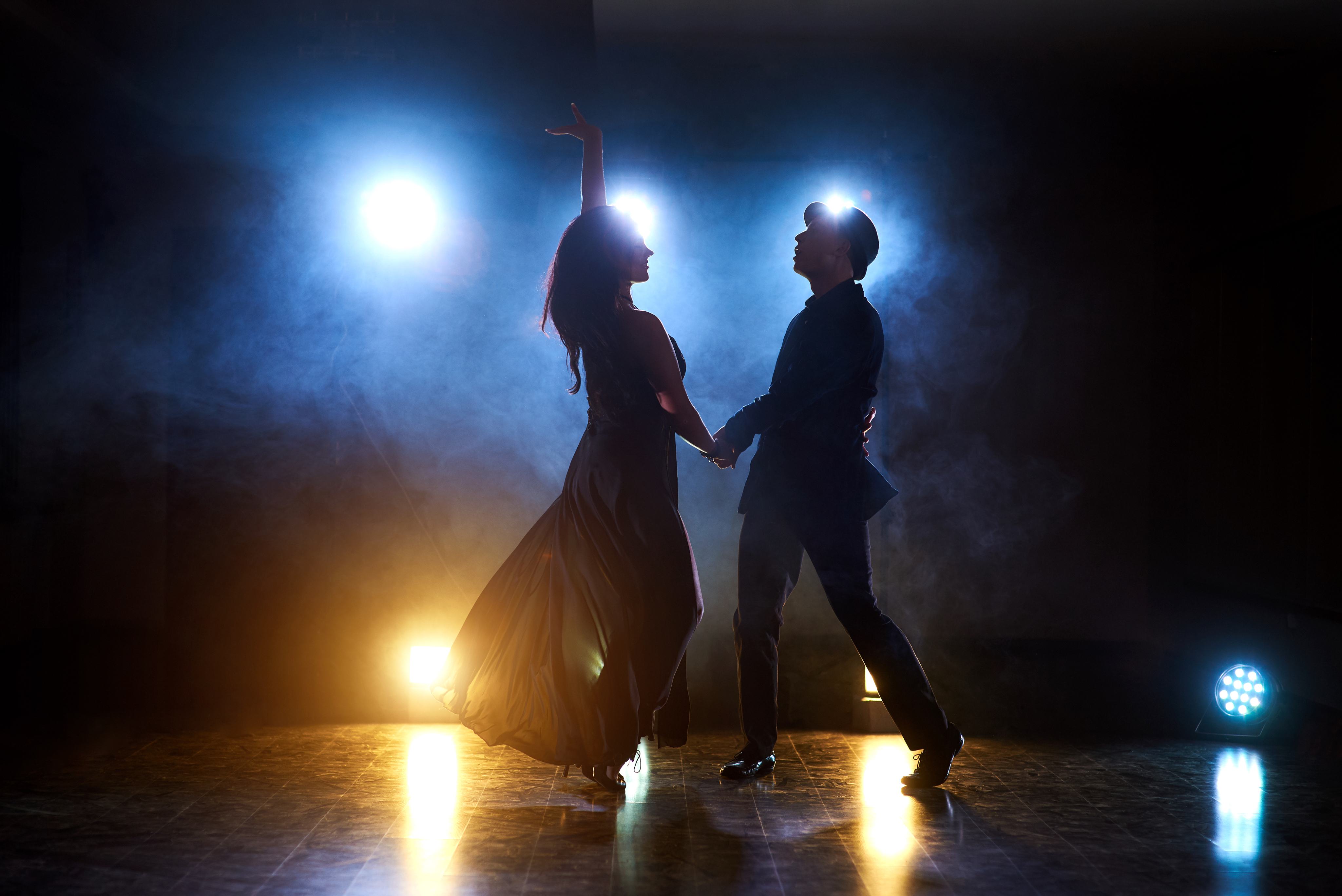 Casal dançando tango em show noturno