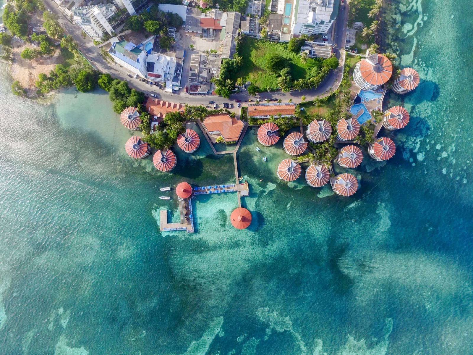 Vista aérea de bangalôs sobre o mar turquesa em San Andrés