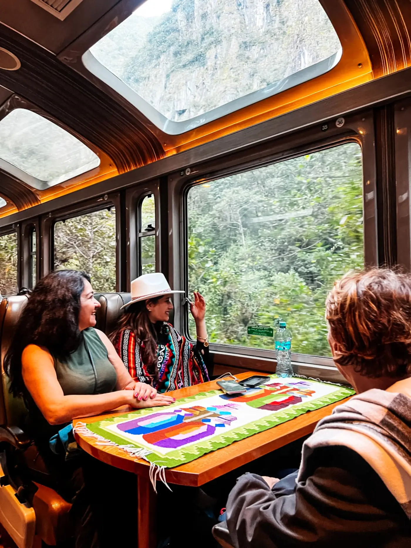 Viajantes no trem panorâmico rumo a Aguas Calientes