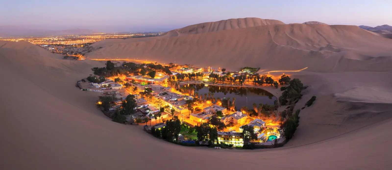 Oásis de Huacachina iluminado entre as dunas
