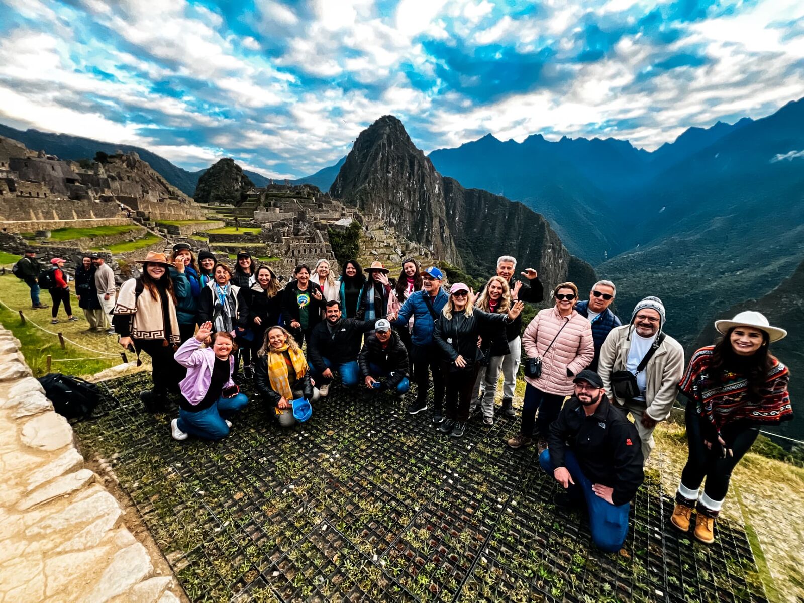 Grupo de viajantes Atllas reunido em Machu Picchu, no Peru