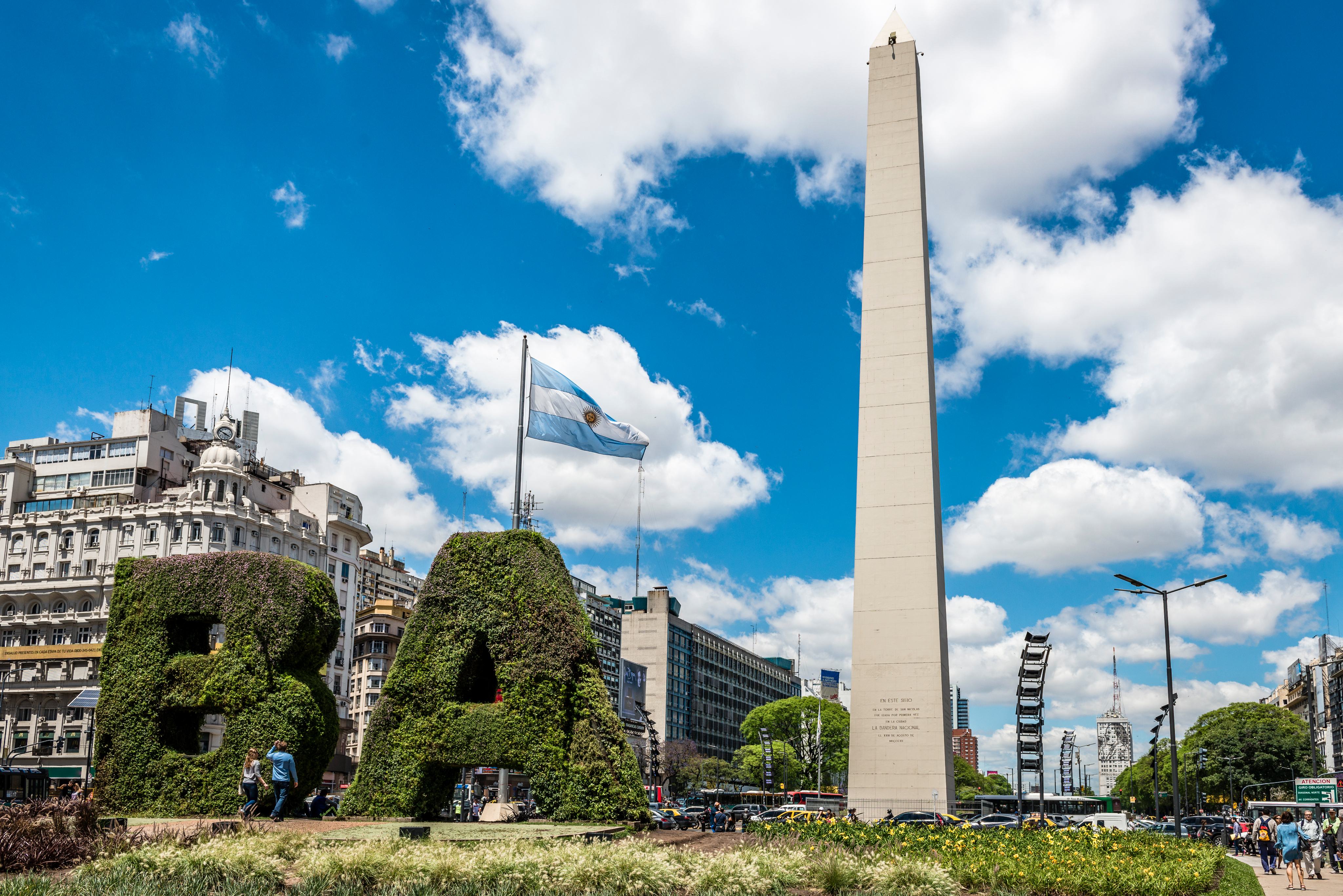 Obelisco de Buenos Aires com a bandeira argentina