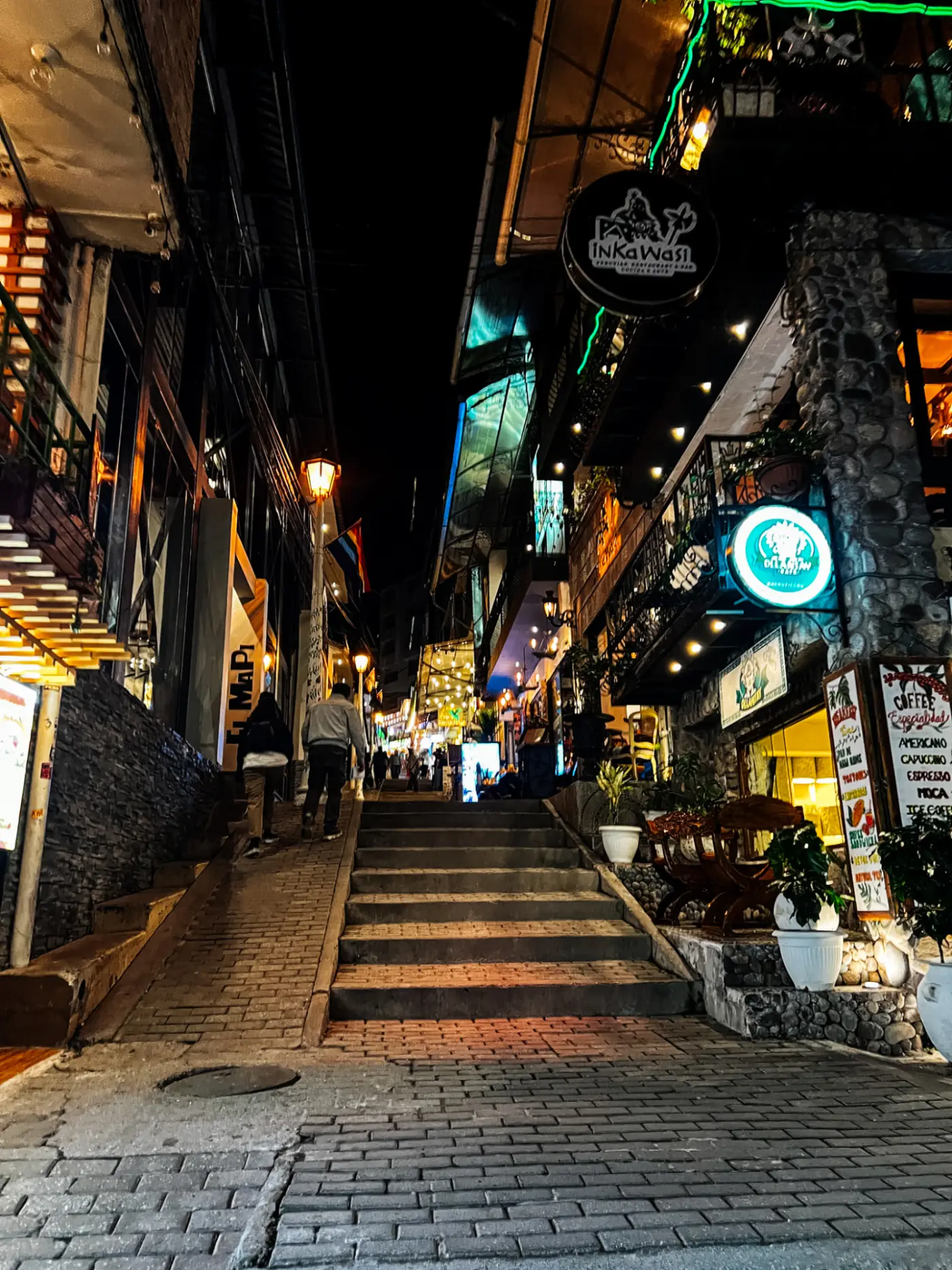 Ruas iluminadas de Águas Calientes à noite