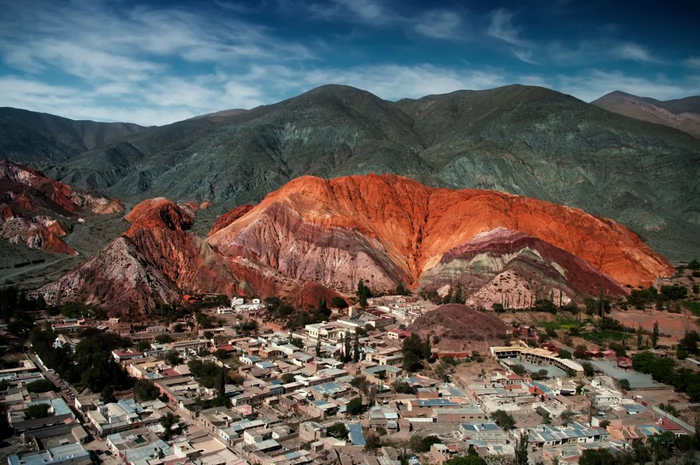 Montanha das 7 Cores sobre o vilarejo de Purmamarca