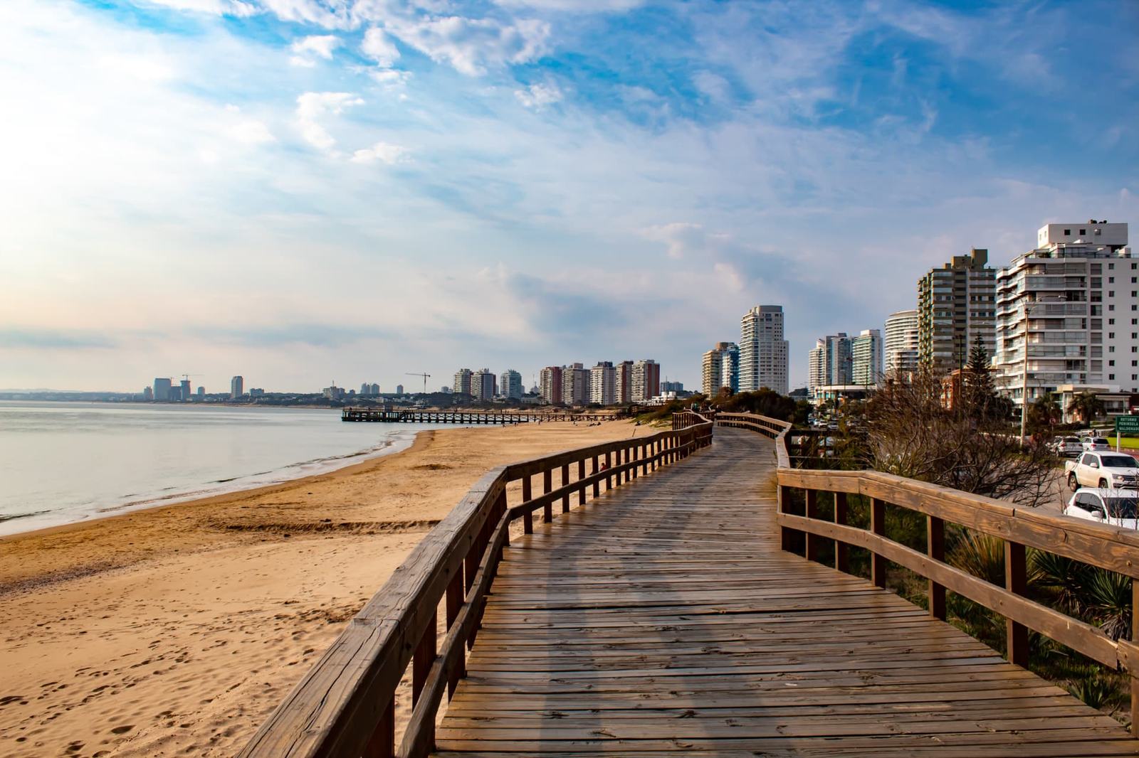 Deck de madeira à beira da praia na rambla de Punta del Este