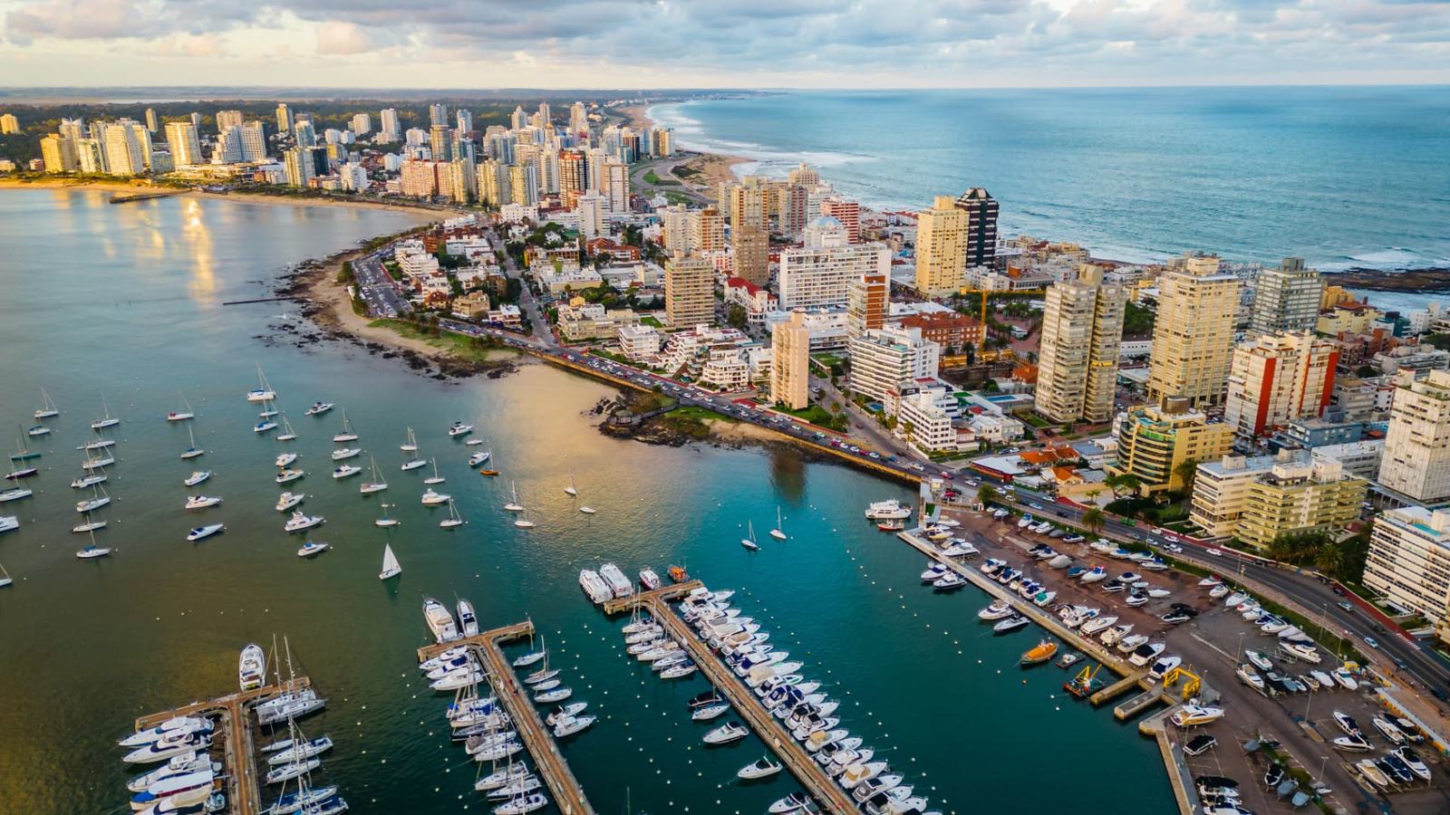 Vista aérea da marina e da península de Punta del Este