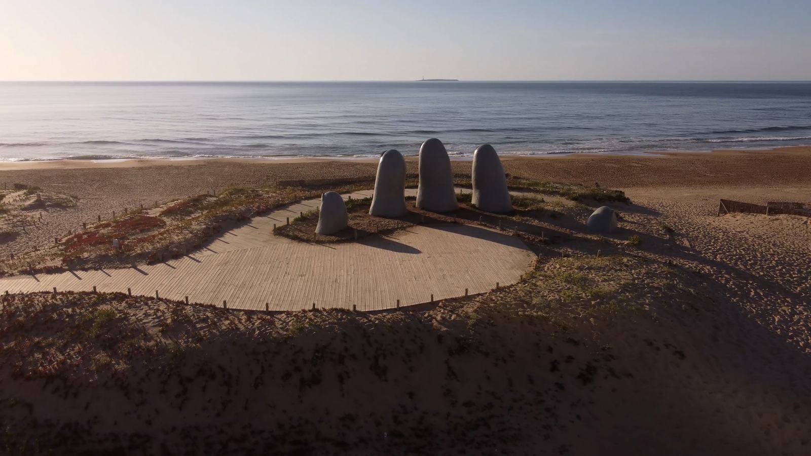Vista aérea da escultura Los Dedos na praia Brava
