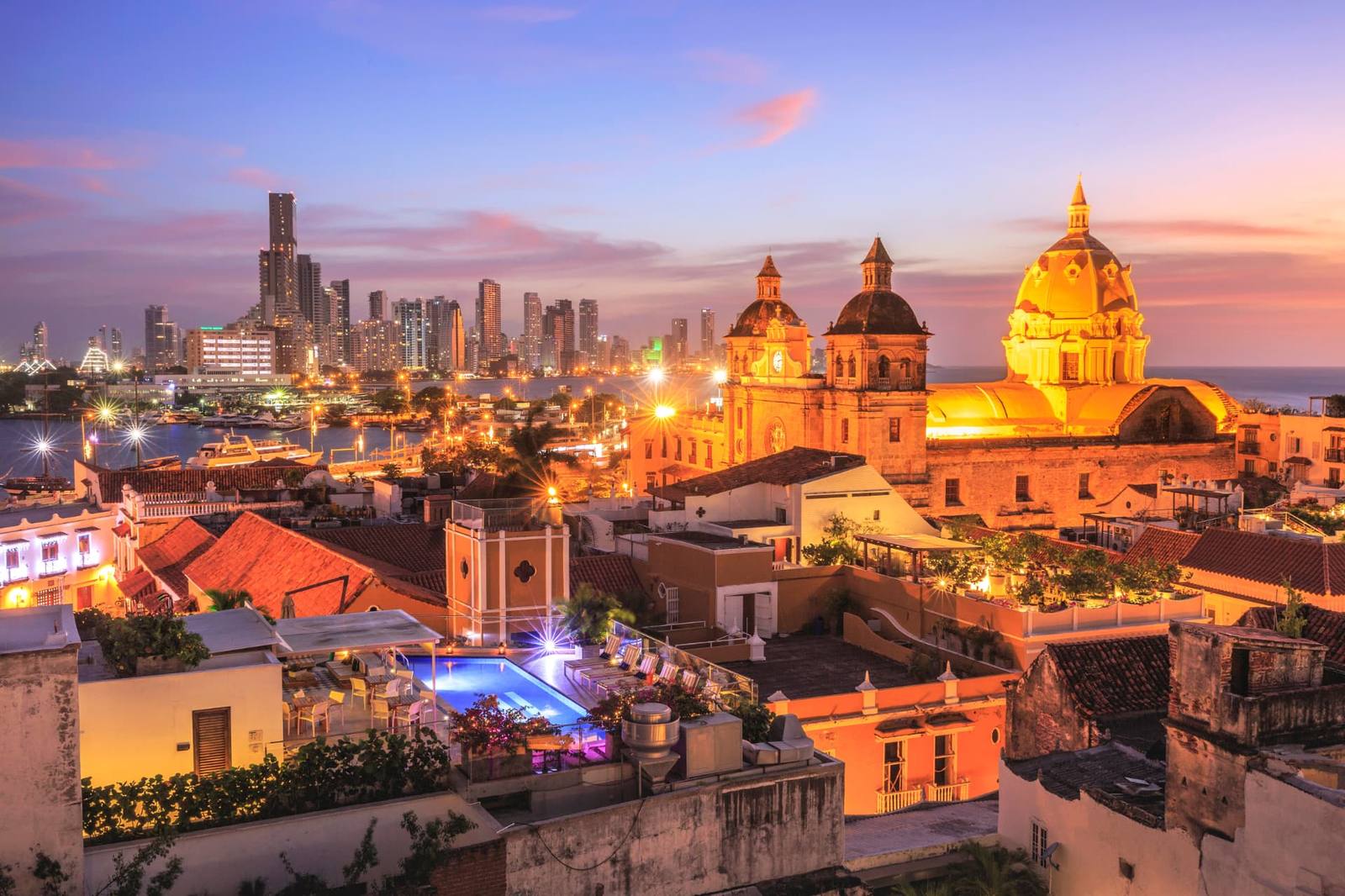 Vista noturna dos telhados e da baía de Cartagena, na Colômbia